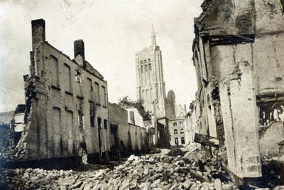 St. Jakobskirche, Ypern, Juni 1915 von English Photographer